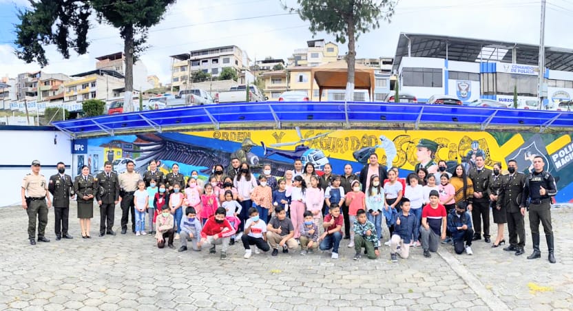 Los policías comunitarios se encargan de la seguridad de los niños.