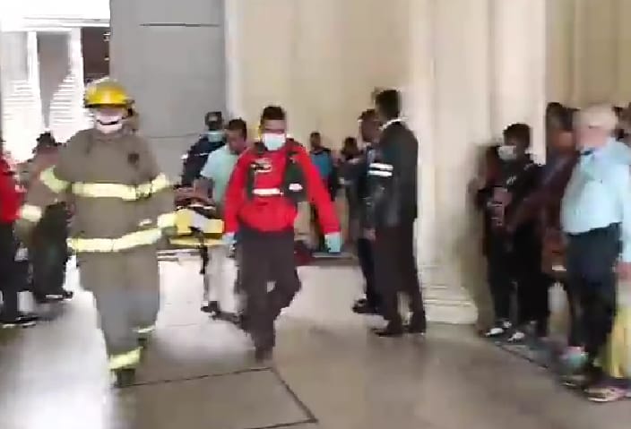 El ciudadano fue socorrido por los bomberos.