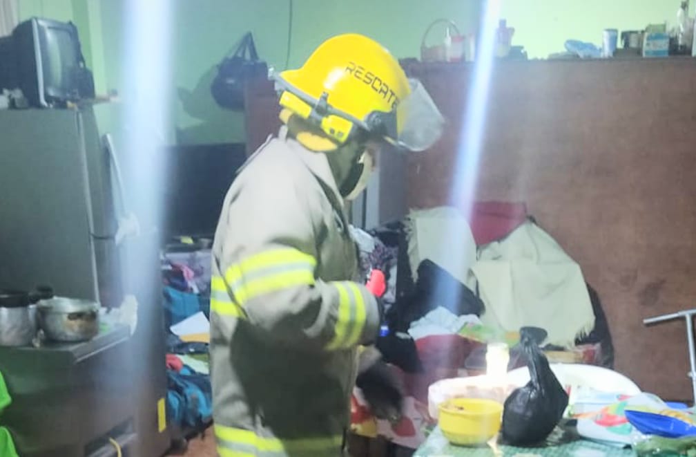 Los bomberos verificaron si en esa casa existía una fuga de gas.