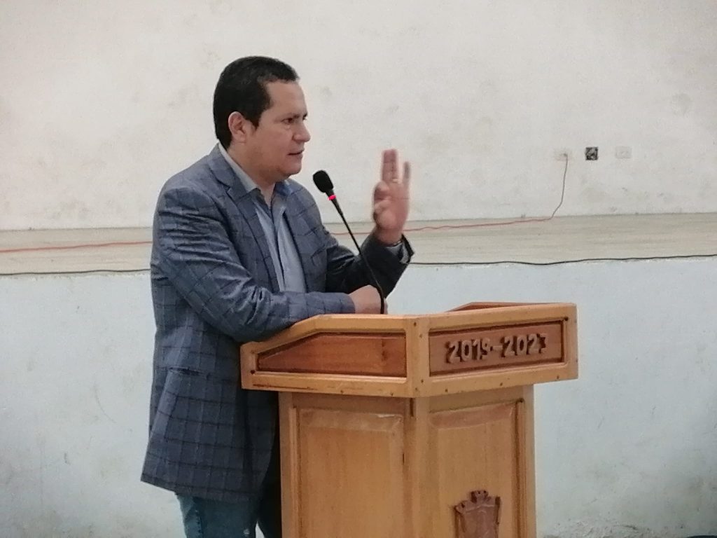 Oswaldo Román Calero, a más de la destitución, debe pagar una suma de 12.000 dólares.