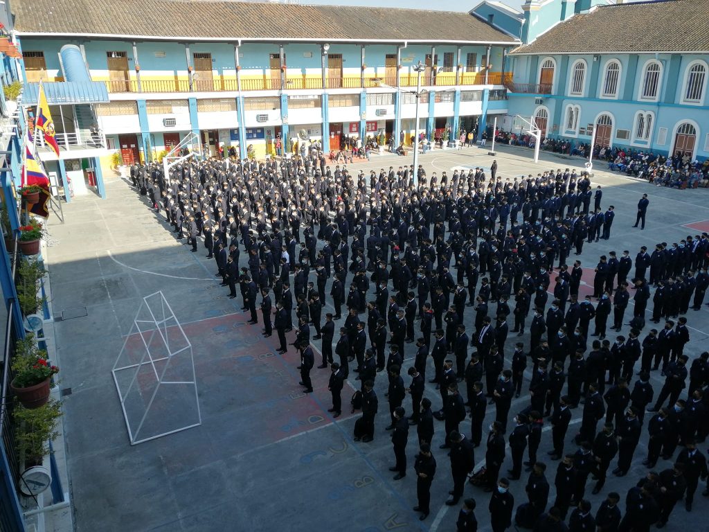 Los alumnos realizan reverencia al emblema patrio.