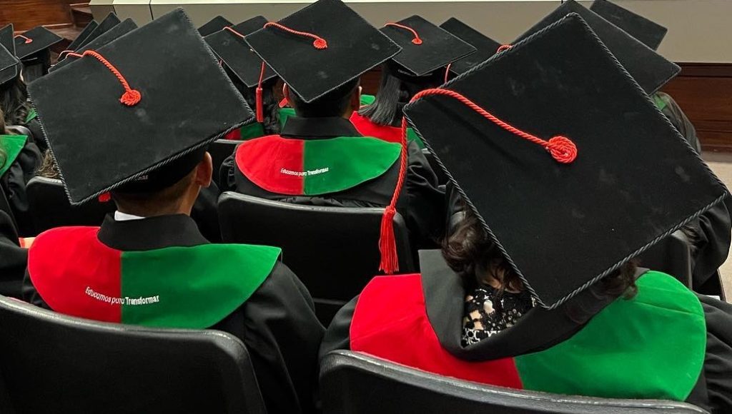 La situación genera descontento en los estudiantes que se formaron por cinco años.