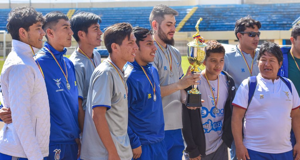 El equipo recibió trofeo y medallas.