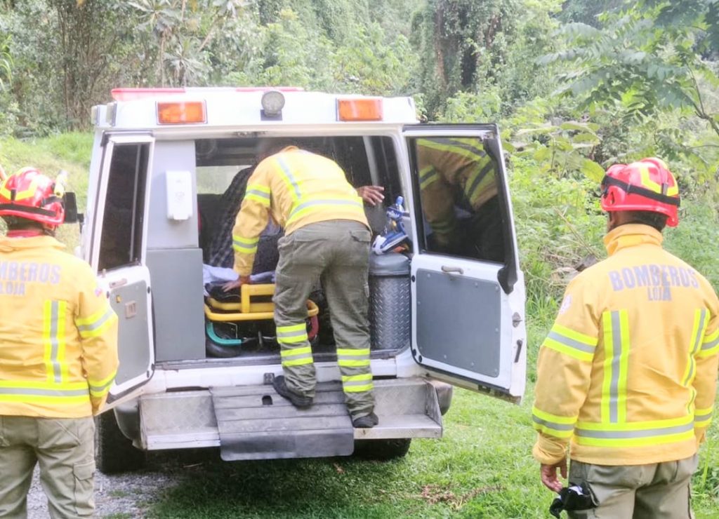 El americano fue estabilizado por un paramédico del Cuerpo de Bomberos.