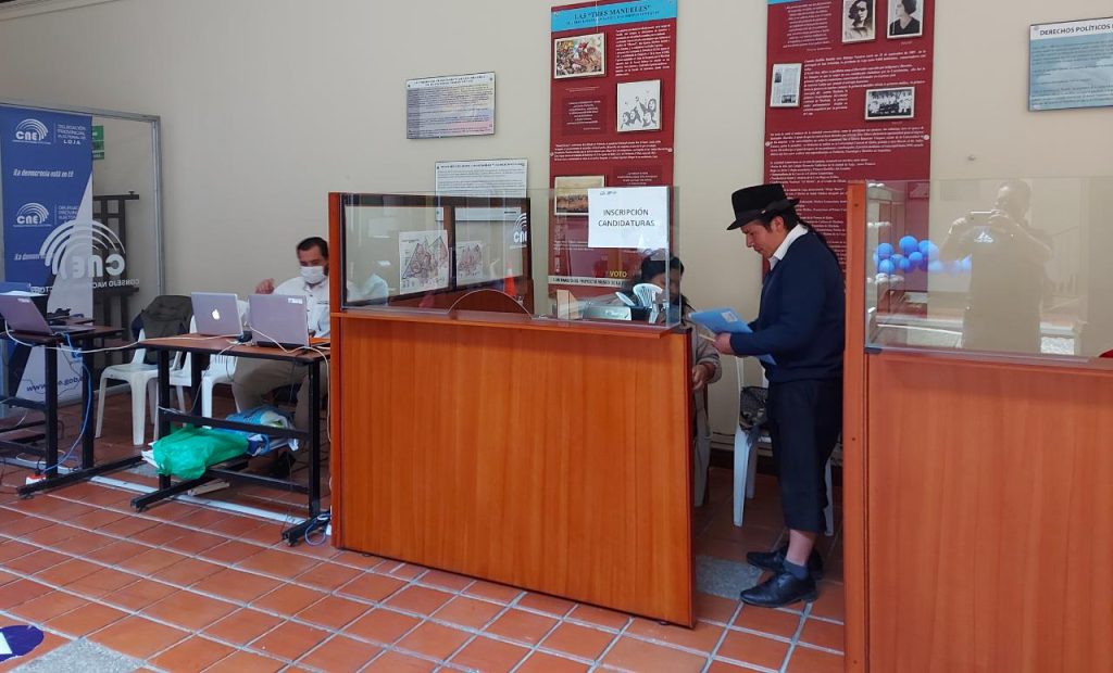 Algunos representantes de las tiendas políticas reciben asesoría en la Delegación de Loja del CNE.