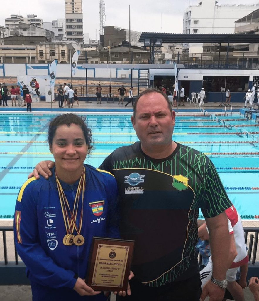 La nadadora lojana, Daniela Contreras, junto a su entrenador.
