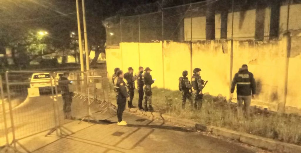 La pared del cerramiento de la cárcel pública está ubicada por la calle Catacocha.
