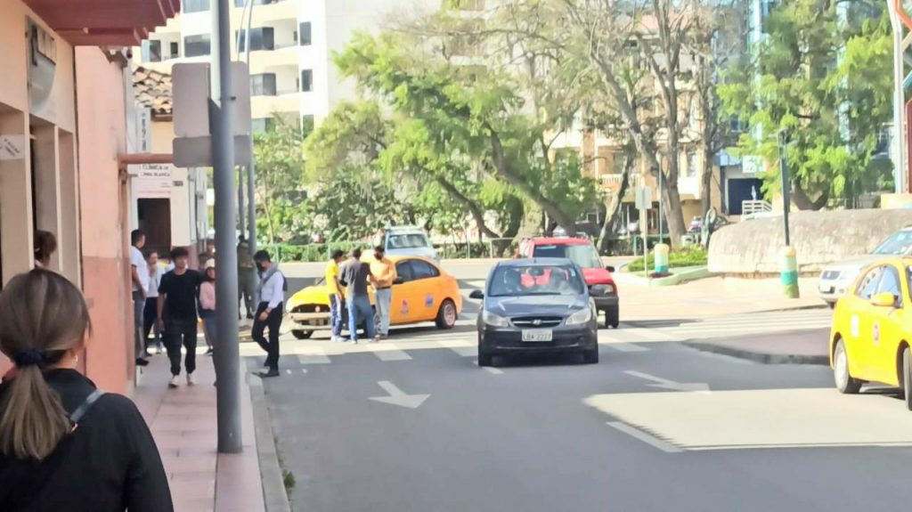 En la esquina de las calles Olmedo y Rocafuerte fue el choque.