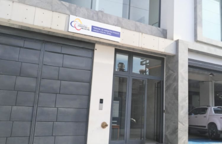 En una de las salas de la Unidad Judicial Penal se realiza la diligencia.