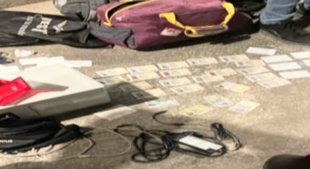 El dinero que la Policía encontró en poder de los ciudadanos.