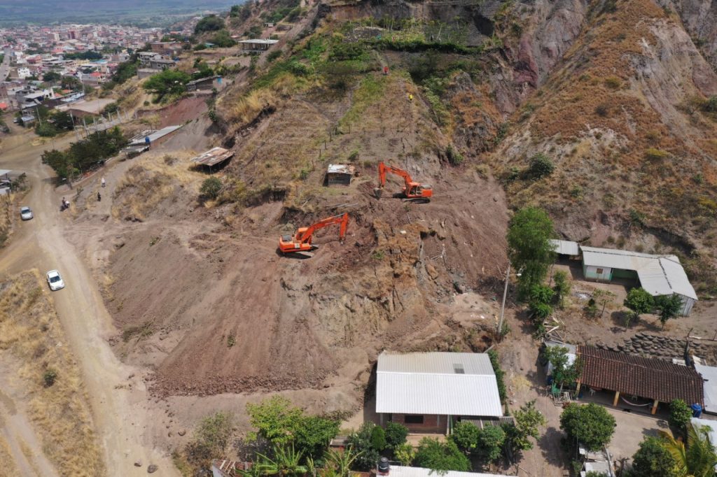 El barrio se encuentra en la vía Catamayo-Loja, sector conocido tradicionalmente como La Botella.