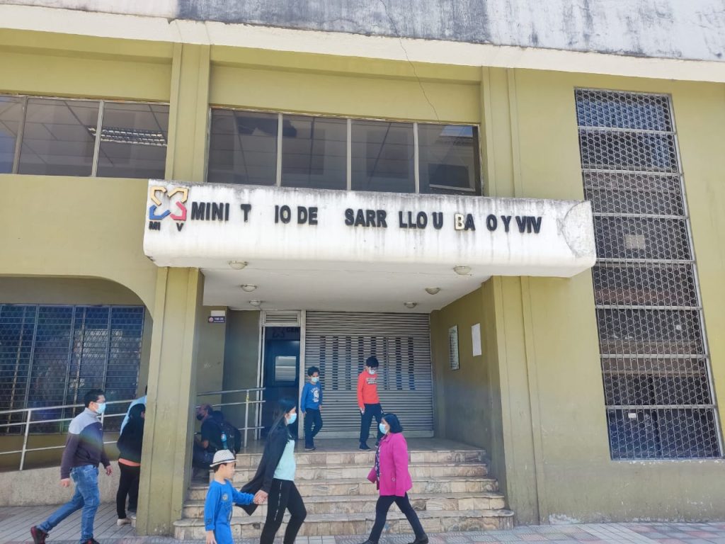 En la entidad estatal, donde las letras de su distintivo se caen a pedazos, el jueves último tampoco se encontraba el coordinador Zonal.