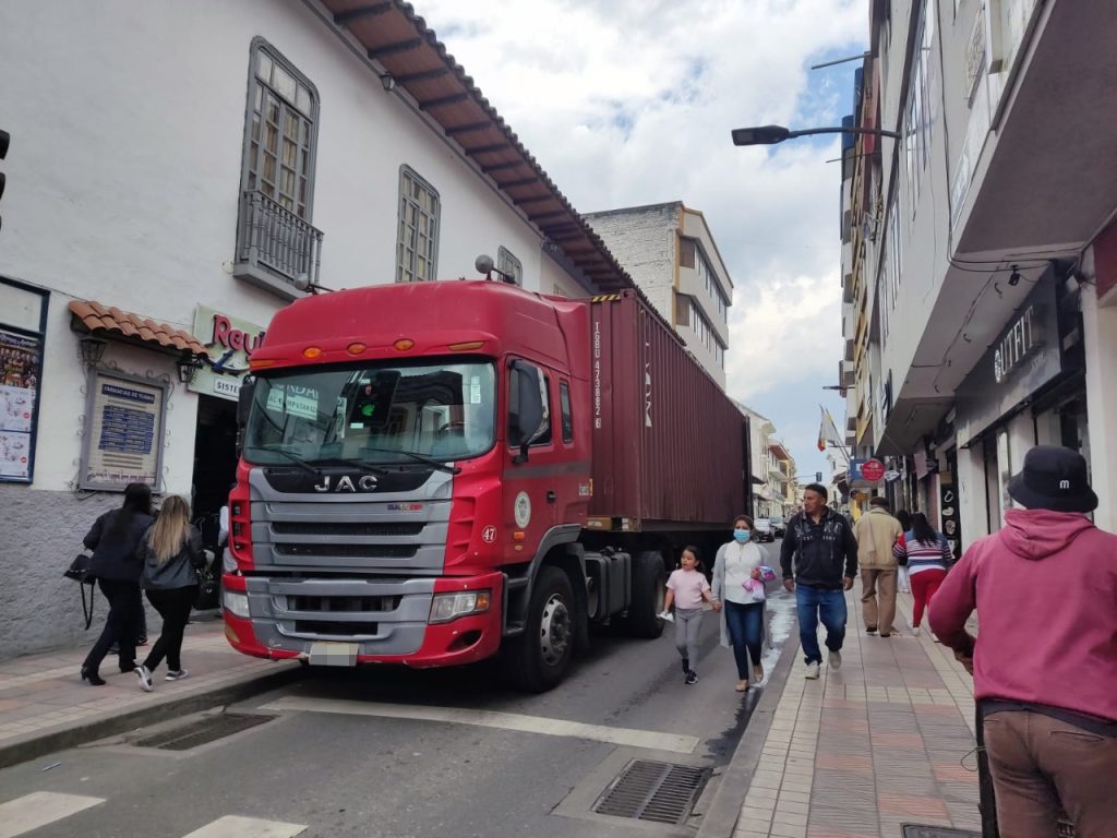 50 minutos duró la descarga, el último miércoles, desde un vehículo de gran tonelaje, estacionado en la calle Sucre y Rocafuerte.