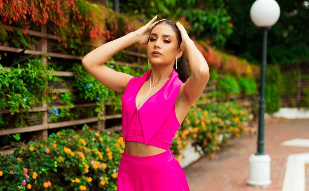 La joven diseñó su vestido para la imposición oficial de la banda ‘Candidata a Miss Ecuador’.