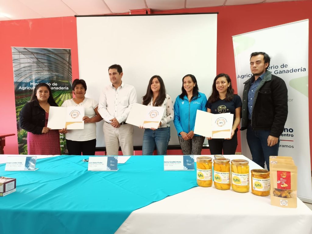 Representantes del MAG de Loja junto a los emprendedores, luego de la entrega del sello AFC.