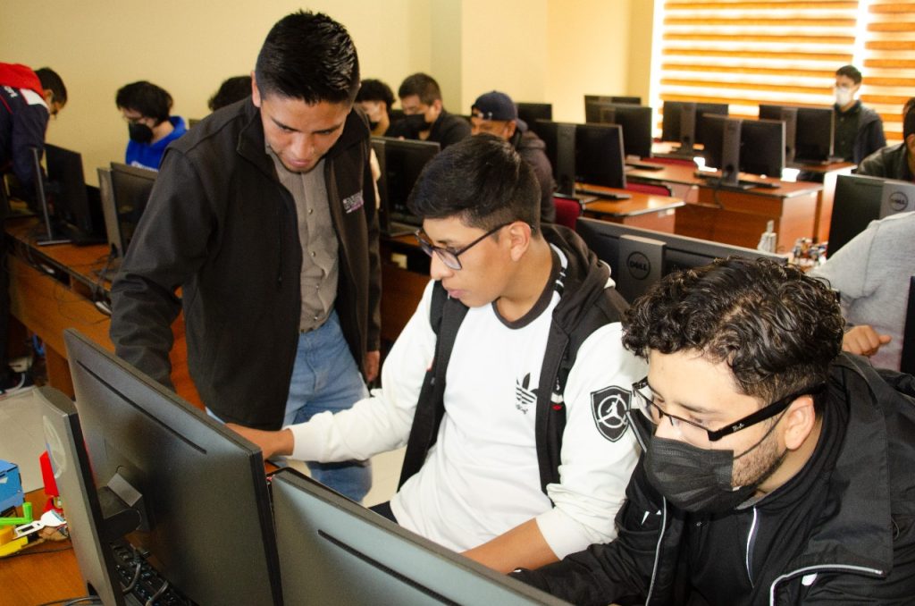 Los graduados obtienen el título de ingenieros en Tecnologías de la Información.