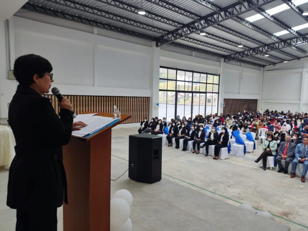 La rectora del plantel, Marleny Gamboa Naranjo, expresó que el nuevo año lectivo es un gran reto para docentes, alumnos y padres de familia.