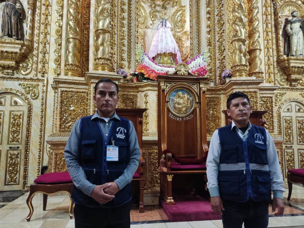 Wilson Cuenca lleva cinco años cuidando a la imagen y Freddy Uyaguari es el primer año que lo hace.