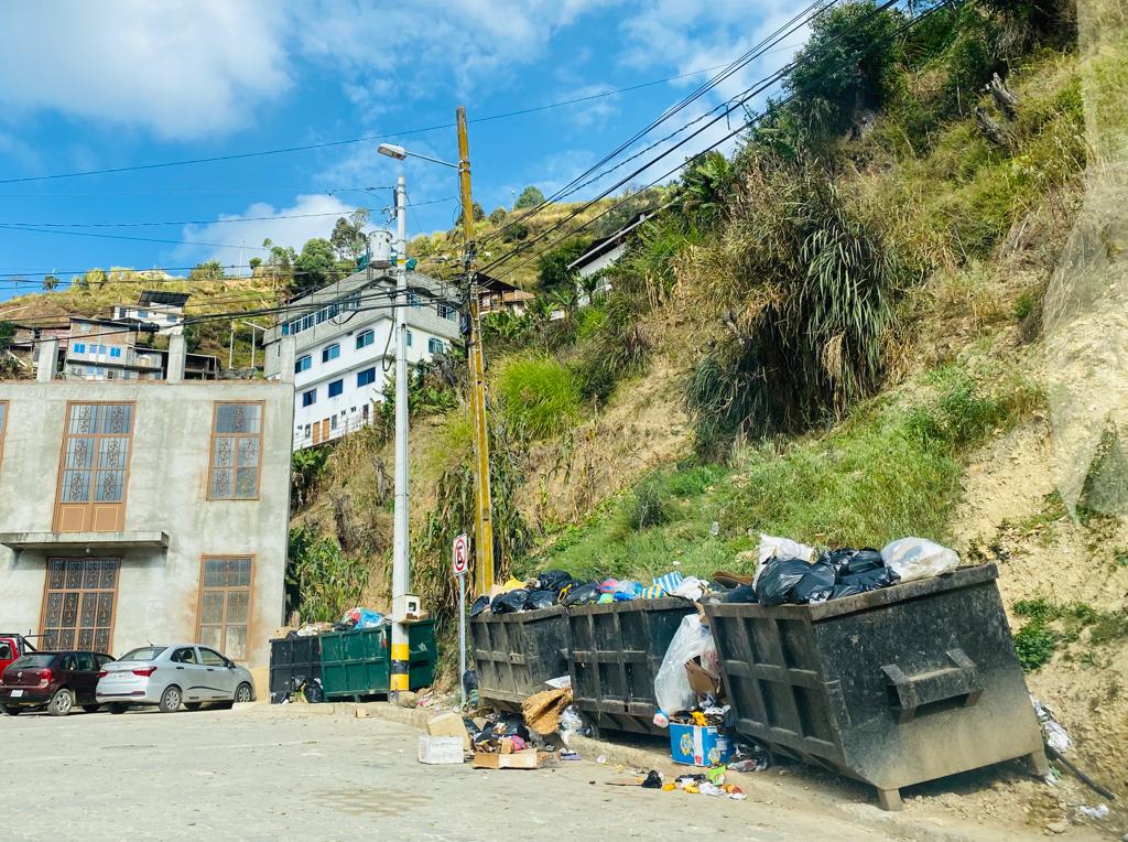 Los contenedores no se dan abasto y la basura rebasa su capacidad.