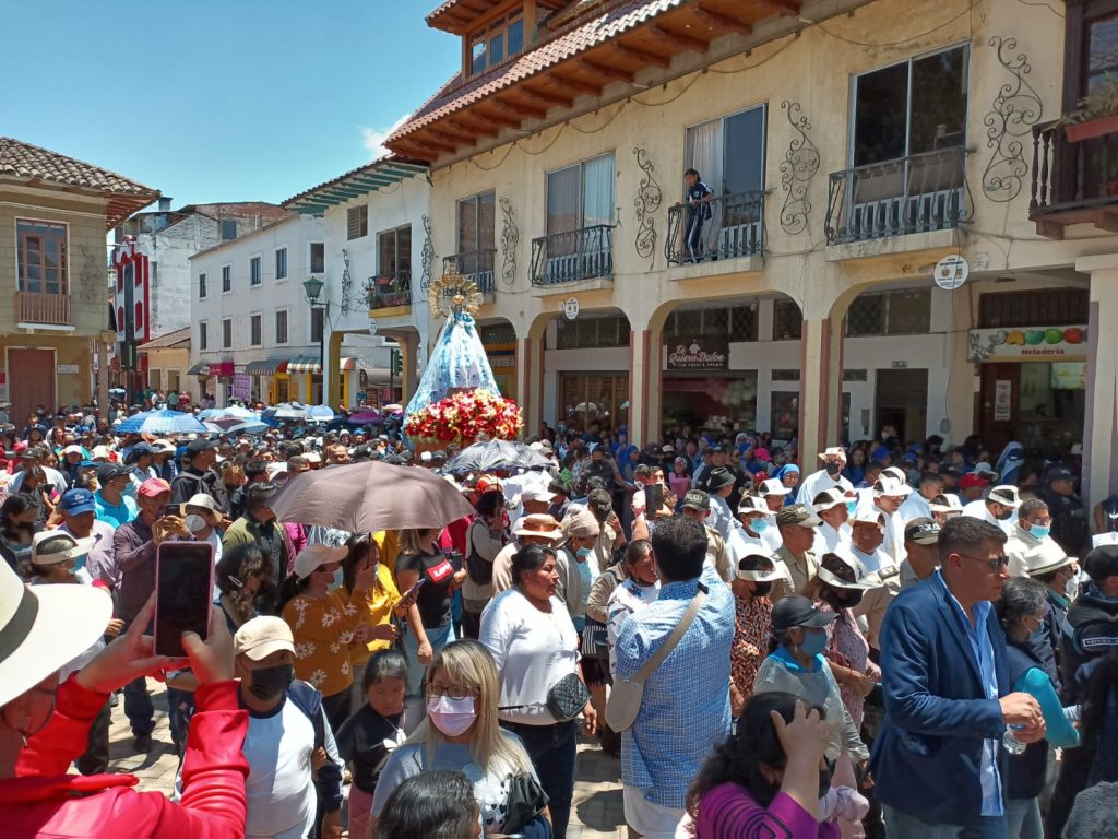 La Mercadillo fue una de las calles que recorrió la Virgen del Cisne.