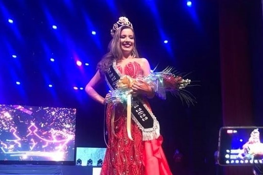 La mujer más bella de la provincia preside ya los actos por los 163 años de Loja Federal.