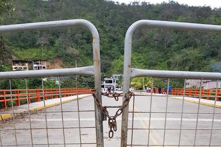 Diferentes vallas han sido colocadas en la zona fronteriza entre Ecuador y Perú, por el sector de La Balsa.