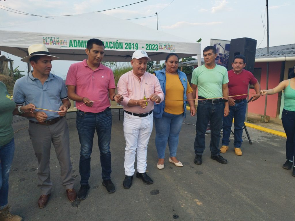 Autoridades cantonales y de la parroquia durante la inauguración de los trabajos.