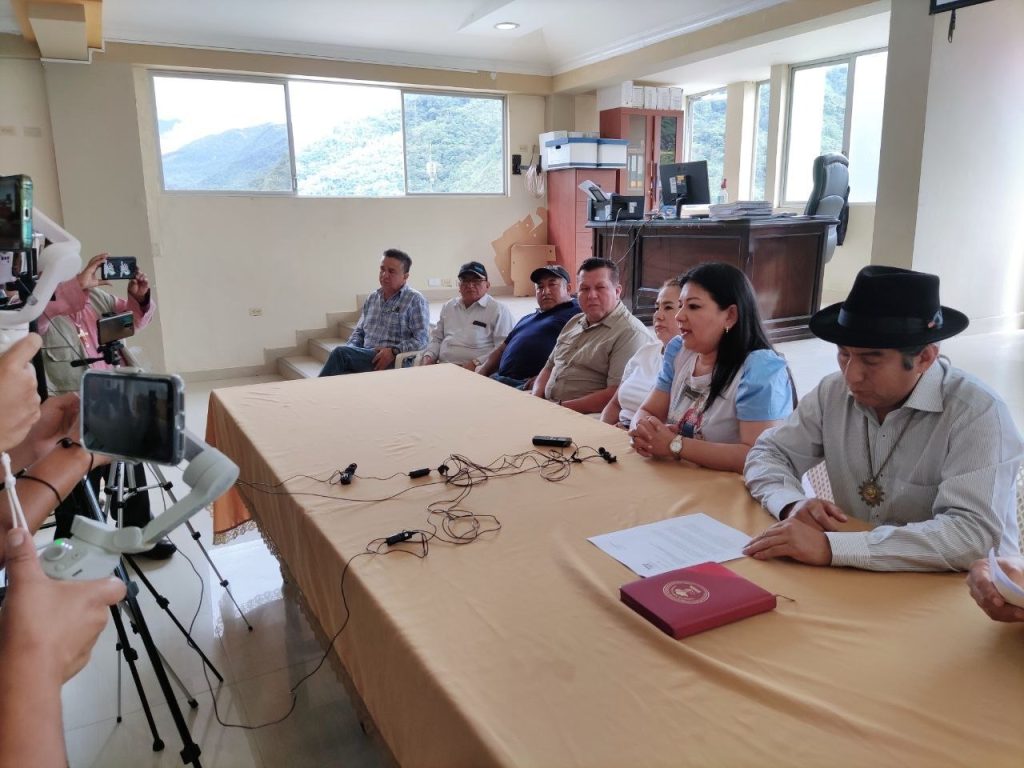 Dirigentes mineros y asambleístas durante la rueda de prensa brindada la mañana de este jueves 15 de septiembre de 2022.
