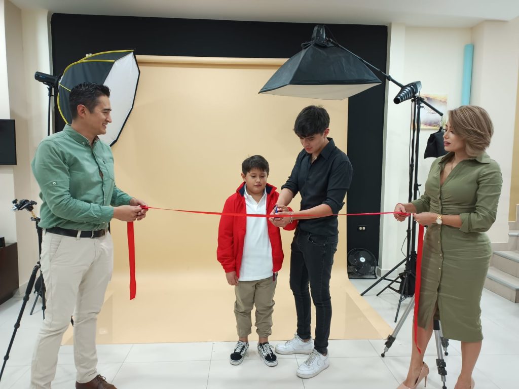 Luis Poma y sus familiares realizaron el corte de la cinta para inaugurar el estudio.