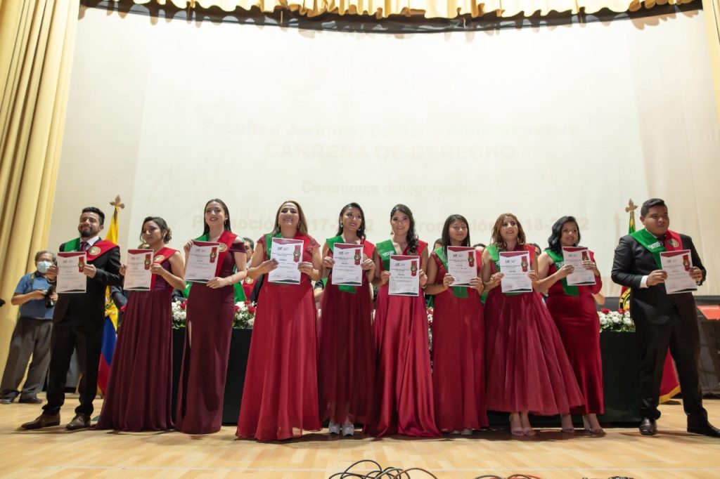 El acto solmene contó con la presencia de directivos de la carrera, docentes, estudiantes y padres de familia.