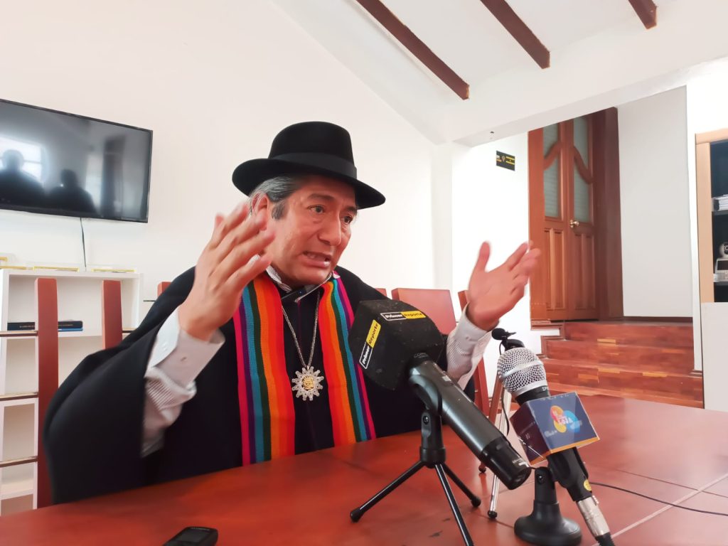 Salvador Quishpe ofreció una rueda de prensa en Loja.