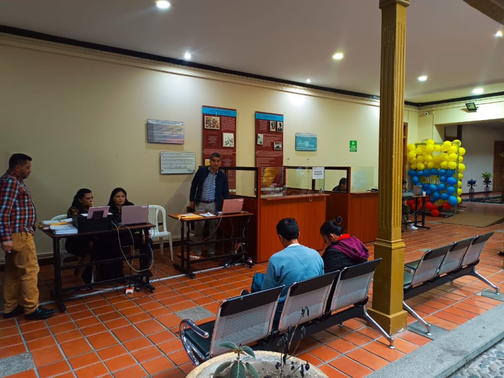 Poco movimiento de integrantes de organizaciones políticas se registró la tarde de ayer en la Delegación Provincial del CNE.