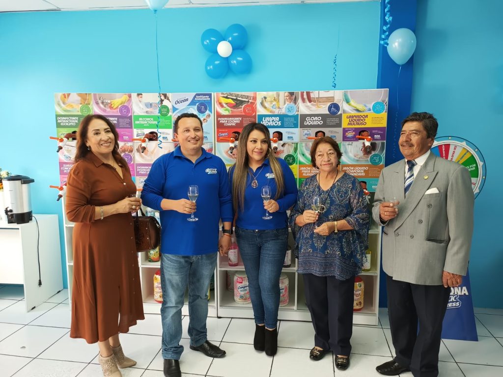 Representantes de Compac Xpress a nivel nacional y de la sucursal de Loja, durante la inauguración del nuevo local.