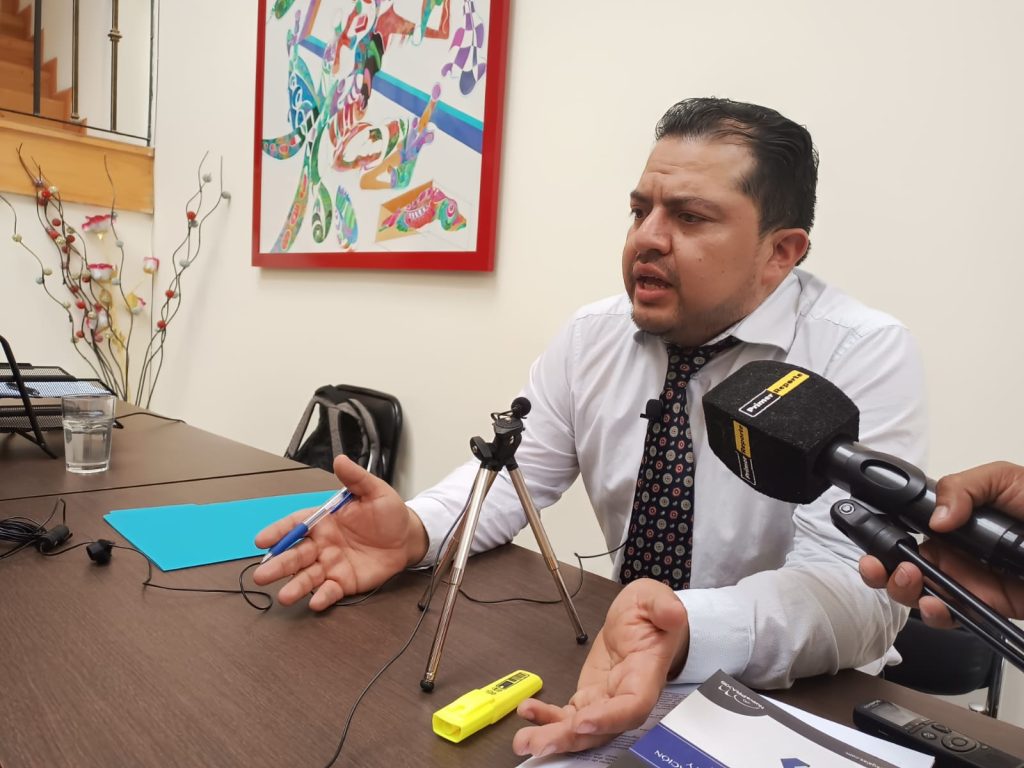 El profesional aclara que tras ser cesado no sacó consigo ninguna clase de documentación institucional.