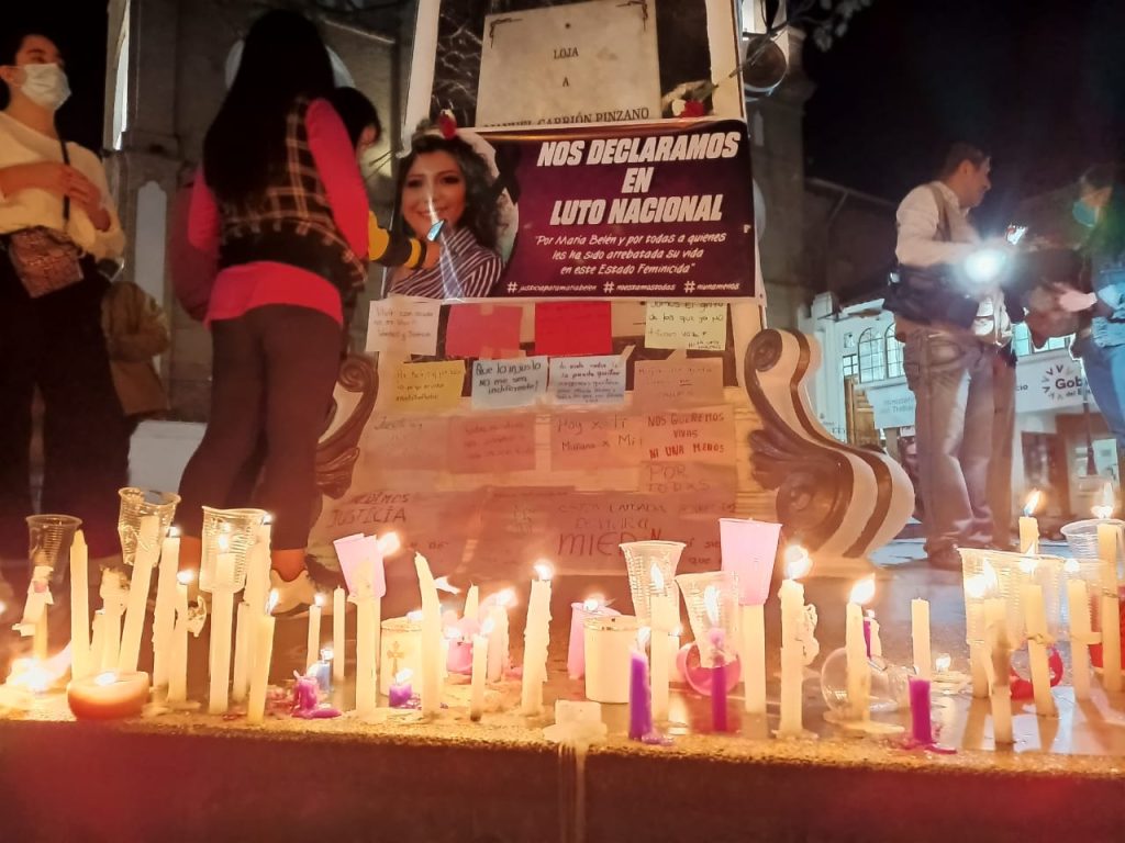 Durante la vigilia se encendieron velas para recordar a la abogada hoy fallecida.
