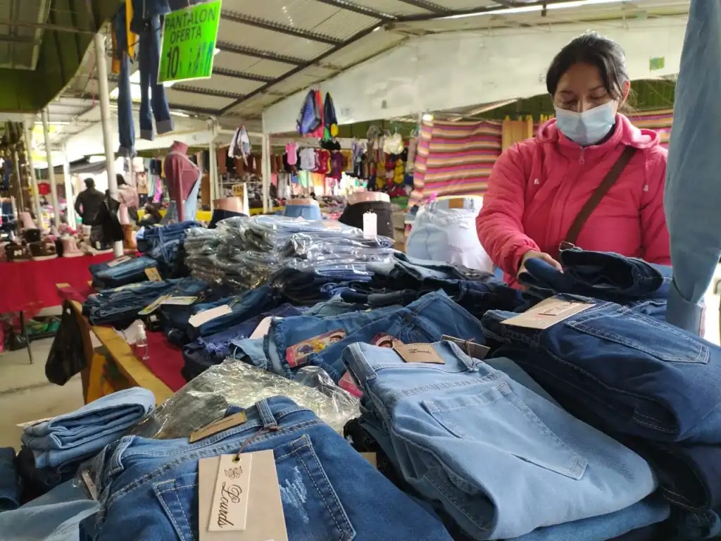 En la Feria del Jean se venden prendas de vestir a precios cómodos.