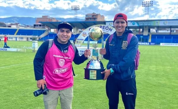 Alexander (izquierda) y Carlos, luego de una cobertura deportiva en Loja.