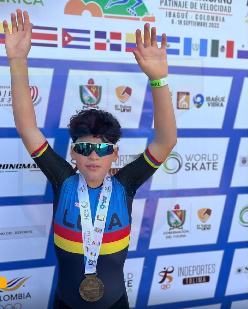 Con alegría, el representante de Loja, Ariel Galván, posa con su medalla.