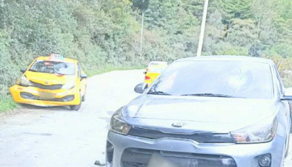 En media vía quedaron los dos vehículos.