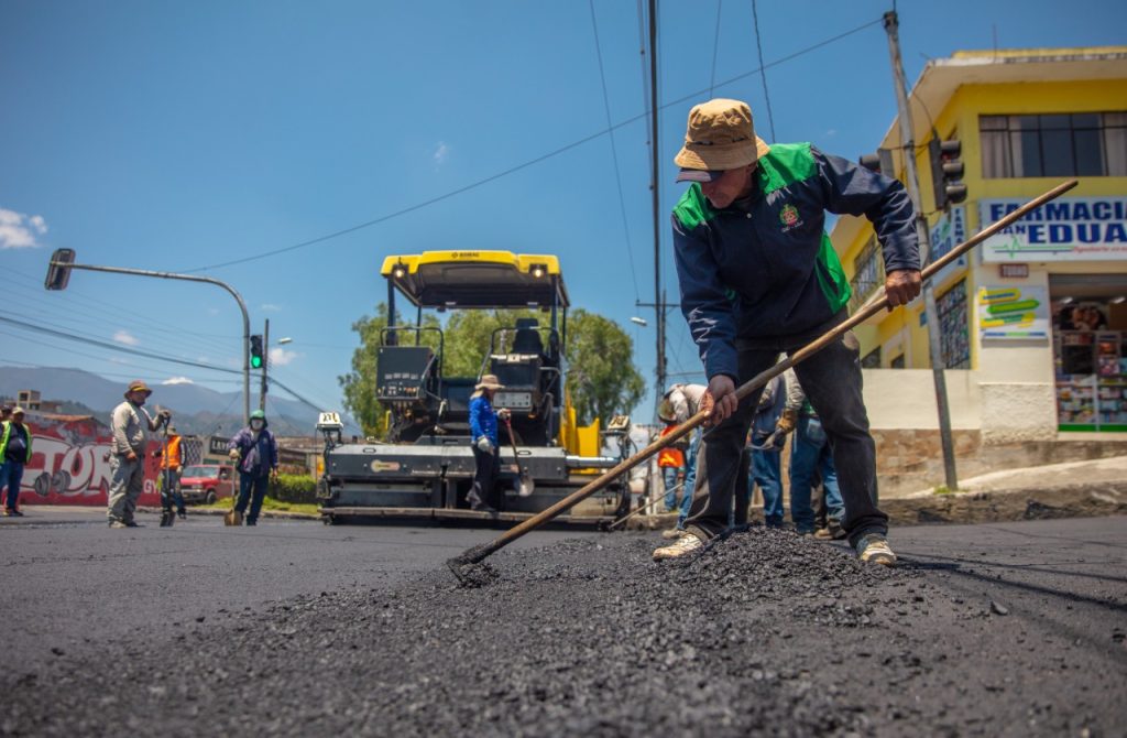 En la avenida Pío Jaramillo se realizó el asfaltado en unos tramos.
