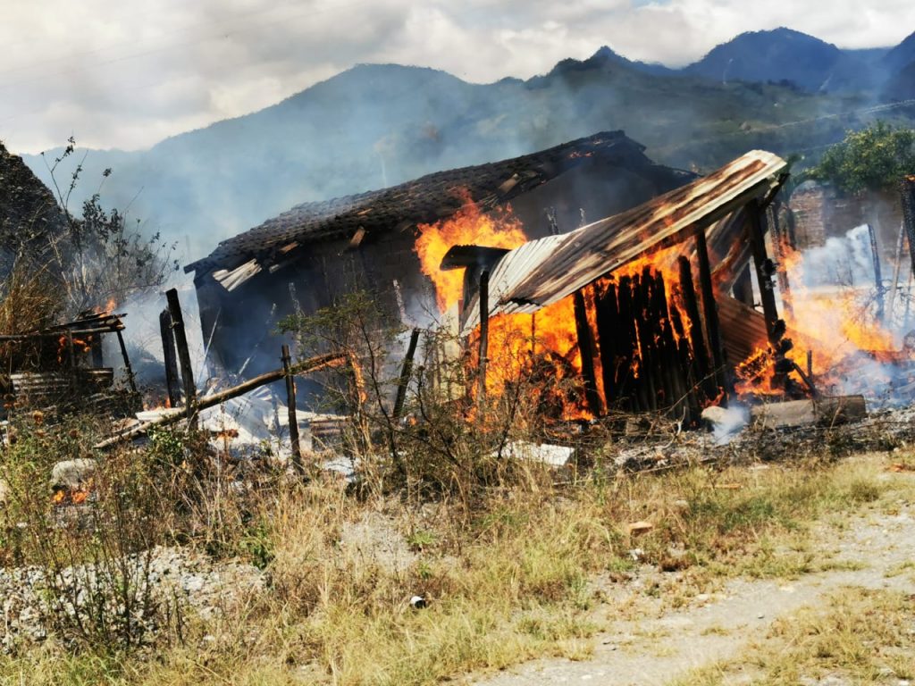 Las llamas afectaron toda la casa de construcción mixta.