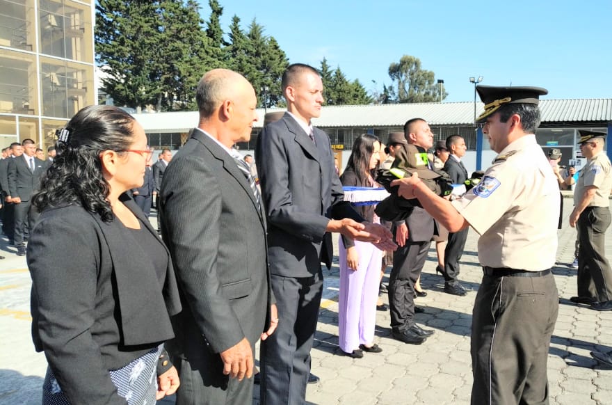 Roberto Galván Uyaguari, comandante de la Policía de Loja (e), entregó el uniforme a uno de los aspirantes.