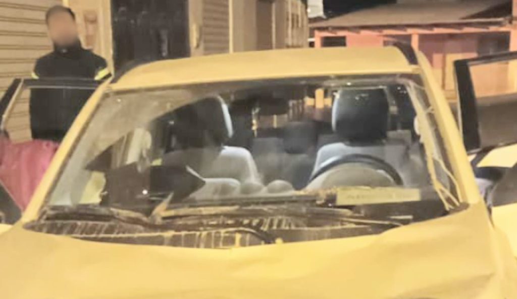 Los vidrios del automóvil fueron rotos a pedradas.