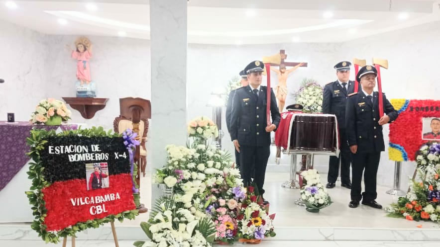 Los restos mortales del uniformado se velan en la funeraria Sueño Eterno.