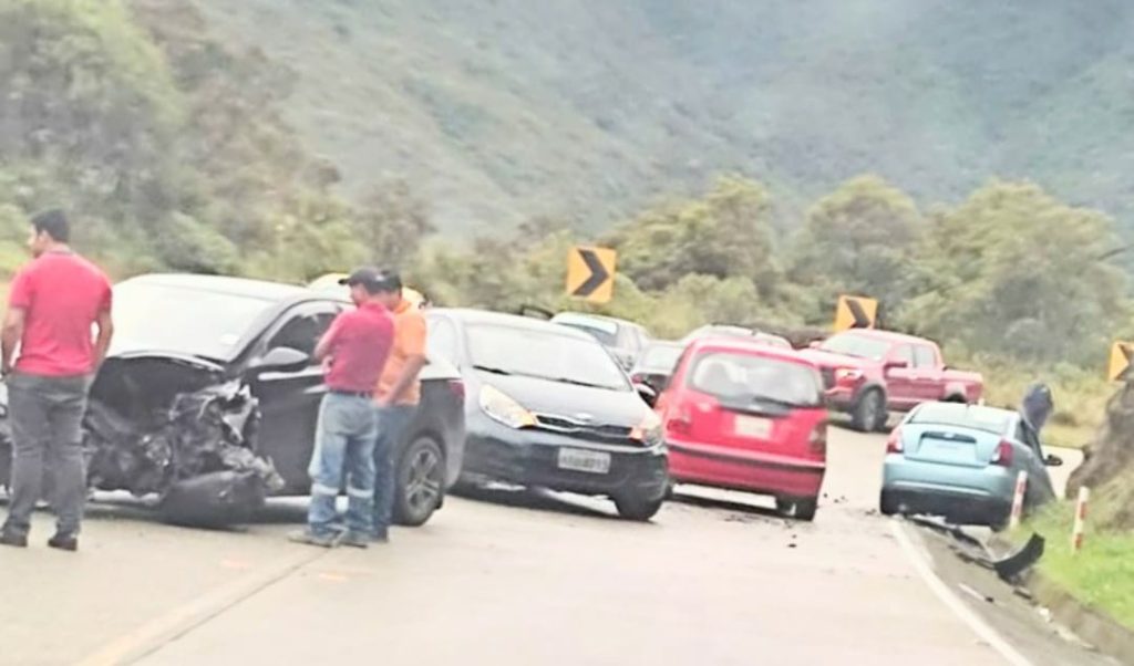 El choque solo dejó daños materiales.