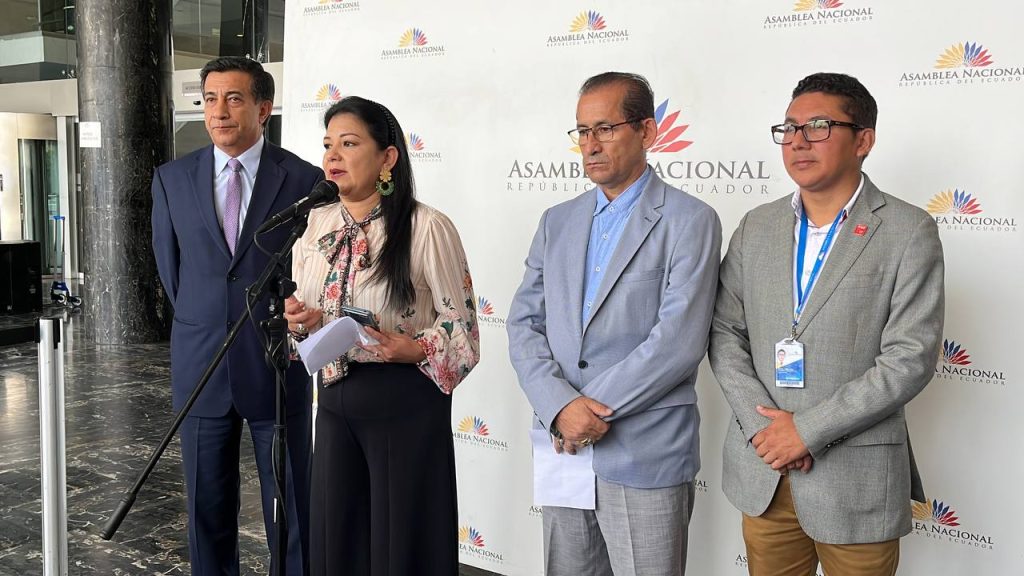 Asambleístas y autoridades del Comaga ofrecieron una rueda de prensa para realizar el anuncio.
