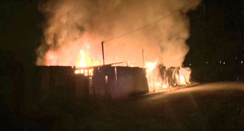 Las voraces lenguas de fuego lo consumieron todo.