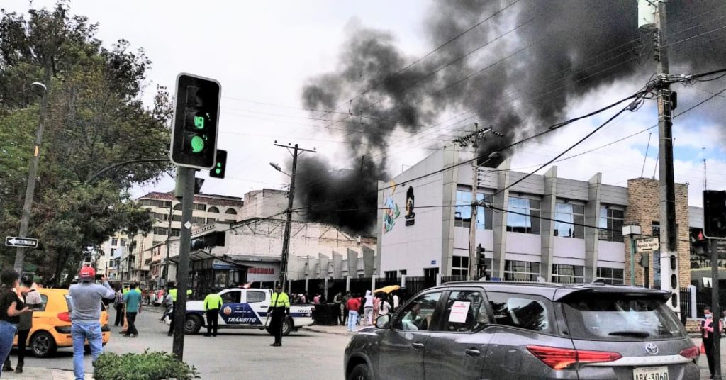 El fuego habría empezado a eso de las 09:30.
