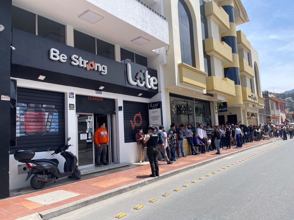 Las personas se agolparon a los puntos de venta para obtener una entrada.