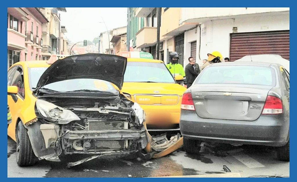 El choque de los tres vehículos produjo daños y lesiones al conductor del carro particular.